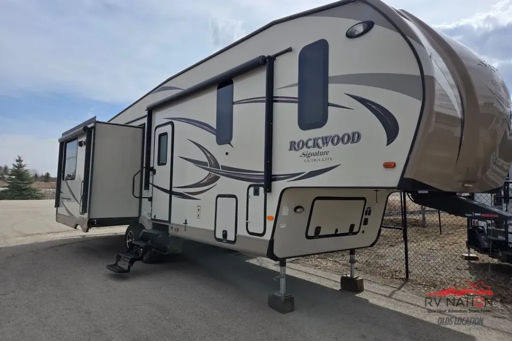 2016 Forest River Rockwood Signature Ultra Lite 8299BS