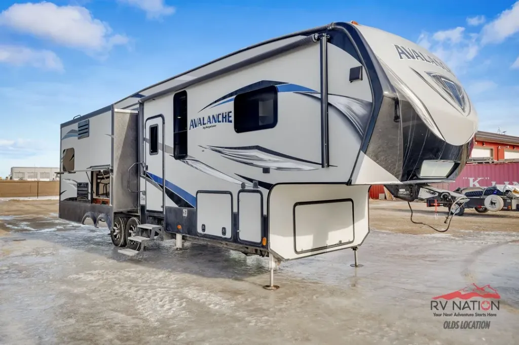 Sold! Pending Pick Up! 2017 Keystone Avalanche 330GR